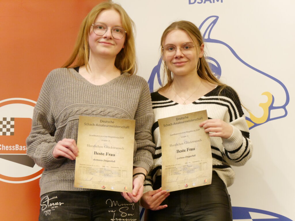 Antonia und Larissa Ziegenfuß bei der Siegerehrung der DSAM-Vorrunde 2023/24 in Magdeburg