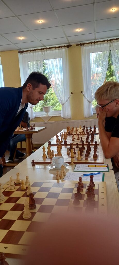 Simultan gegen GM Niclas Huschenbeth in Gronau (Jubiläum Bezirk 3 "Südniedersachsen") 4