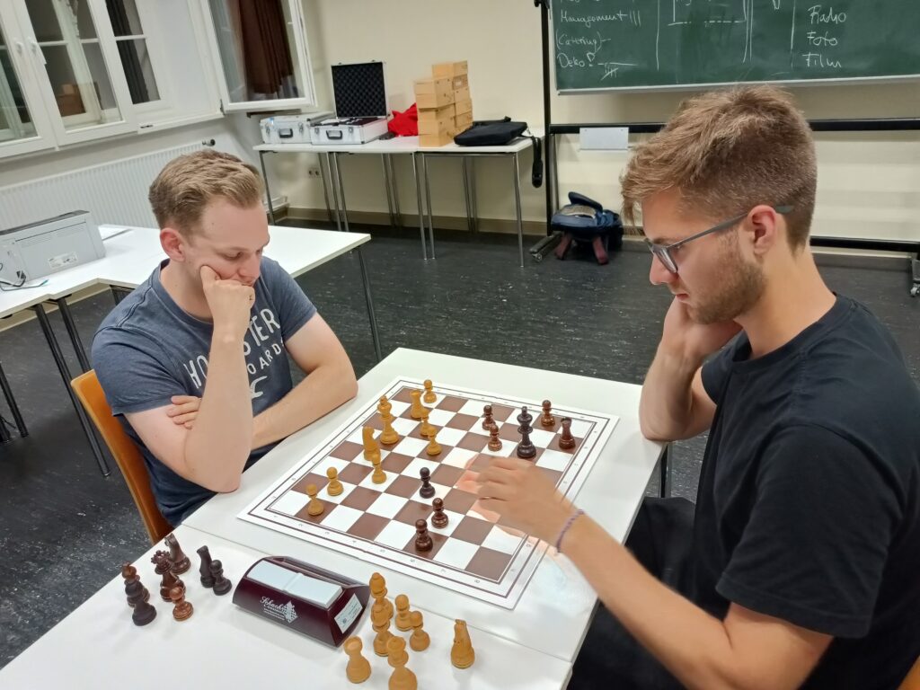 Eray Adigüzel gewinnt das zweite Turnier des Herbst-Grand-Prix im Schnellschach 5