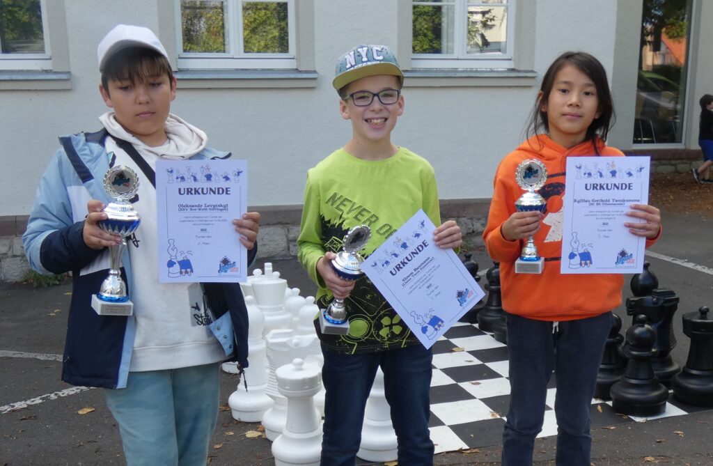 Jugendserie Göttingen 2024, Sieger U12 v. l.: Oleksandr Levytskyi, Simon Baumann, Kyllian Gotthold Tanukusuma