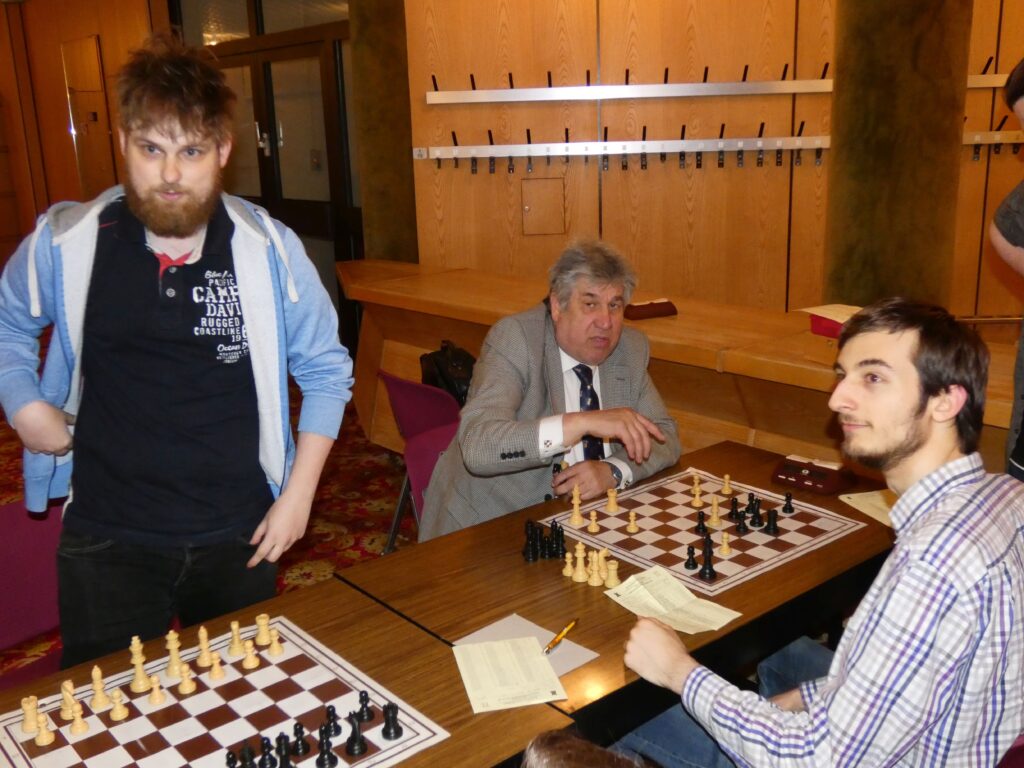 Spitzenspieler Michel Wiktorczyk, Ausricher Norbert Niemeyer und Schiedsrichter Moritz Thiel vom Mündener SC 2022 in Hofgeismar.