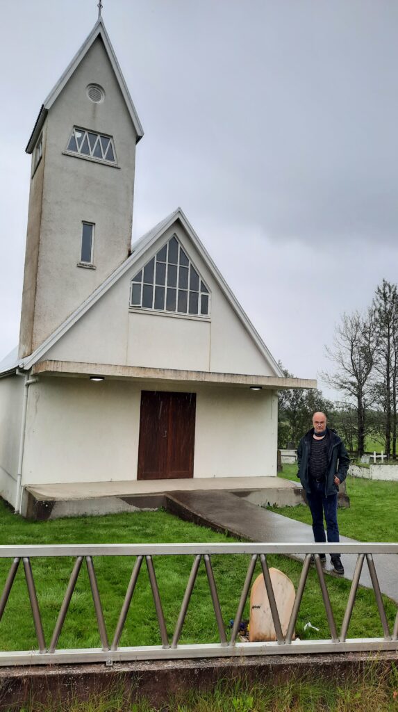 Thomas Seelemann am Grab von Bobby Fischer in Selfoss (Island).