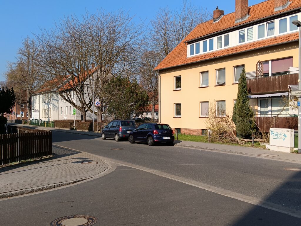 B&uuml;rgerhaus Grone (links) von der Einm&uuml;ndung des Sch&uuml;lersteig aus gesehen.